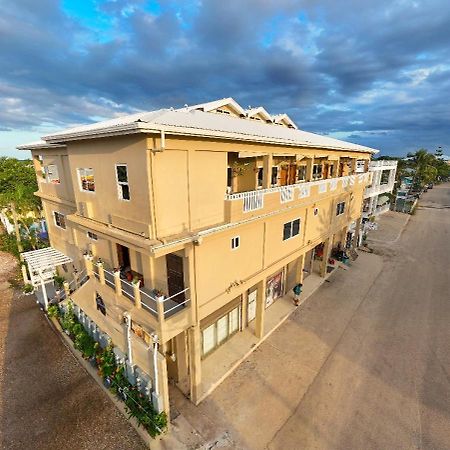 Louis' Apartments Placencia 外观 照片