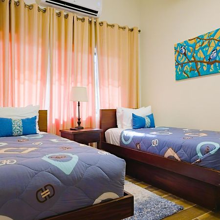 Louis' Apartments Placencia 外观 照片
