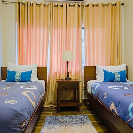 Louis' Apartments Placencia 外观 照片