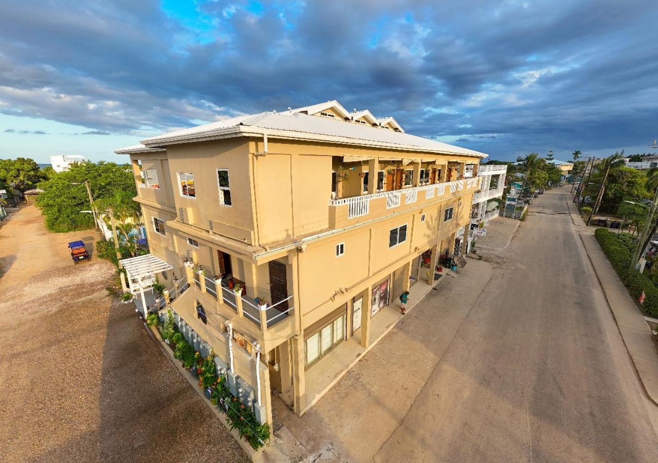 Louis' Apartments Placencia 外观 照片