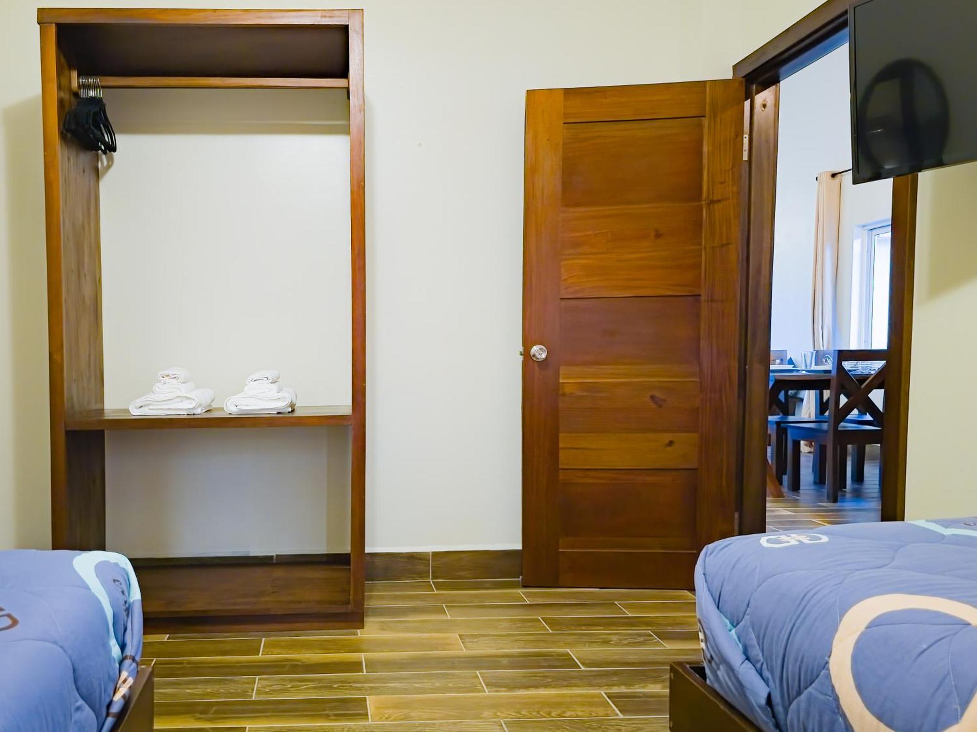 Louis' Apartments Placencia 外观 照片