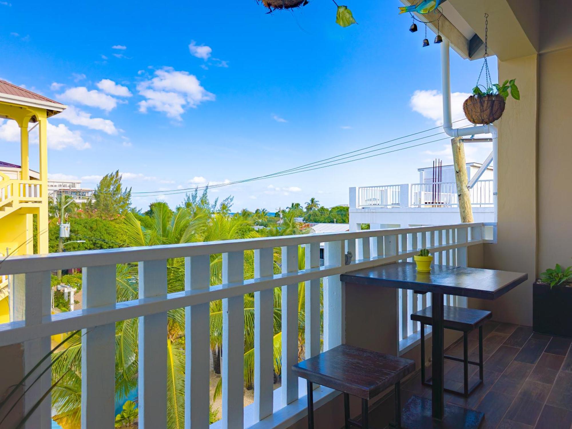 Louis' Apartments Placencia 外观 照片
