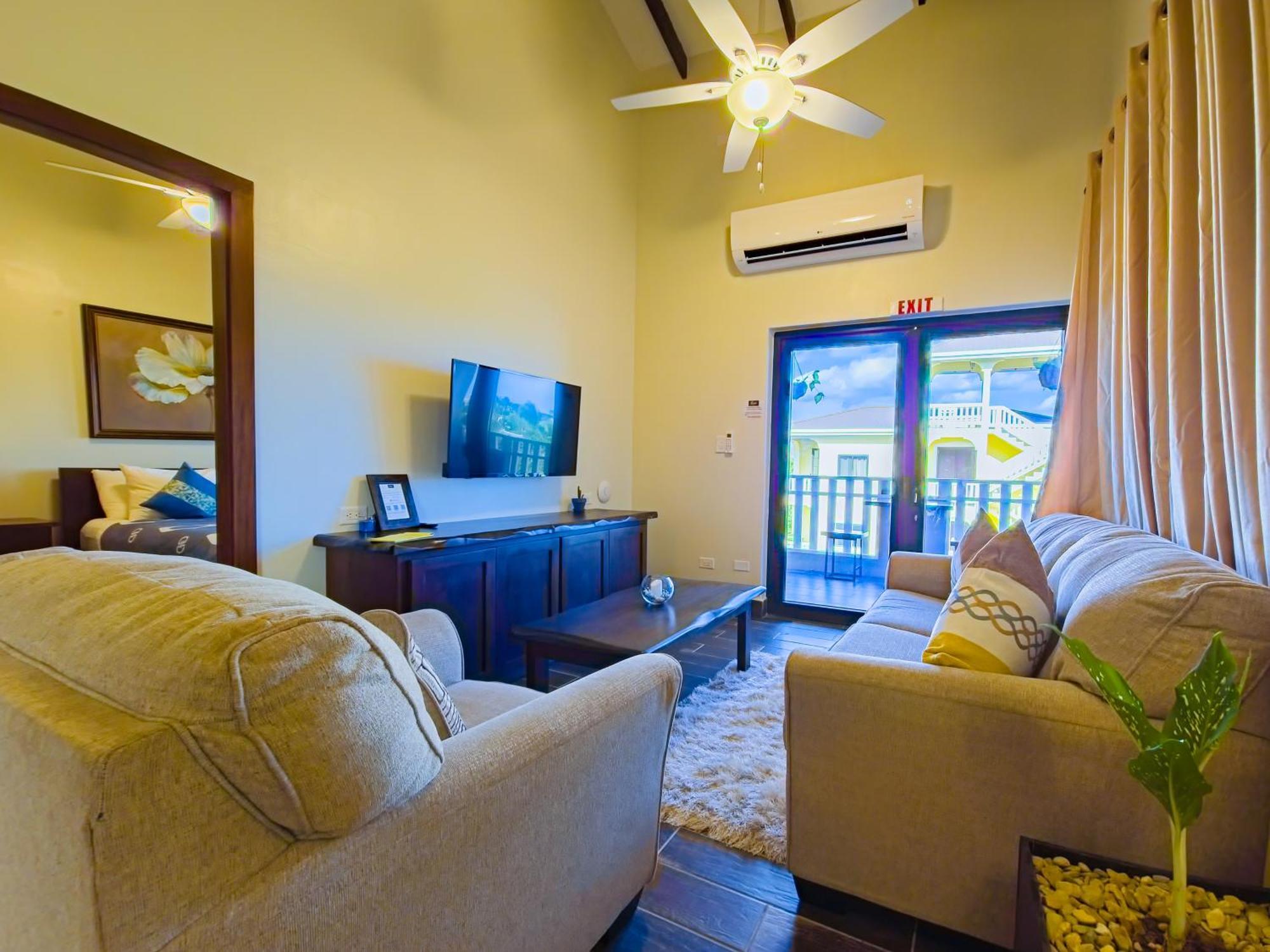 Louis' Apartments Placencia 外观 照片