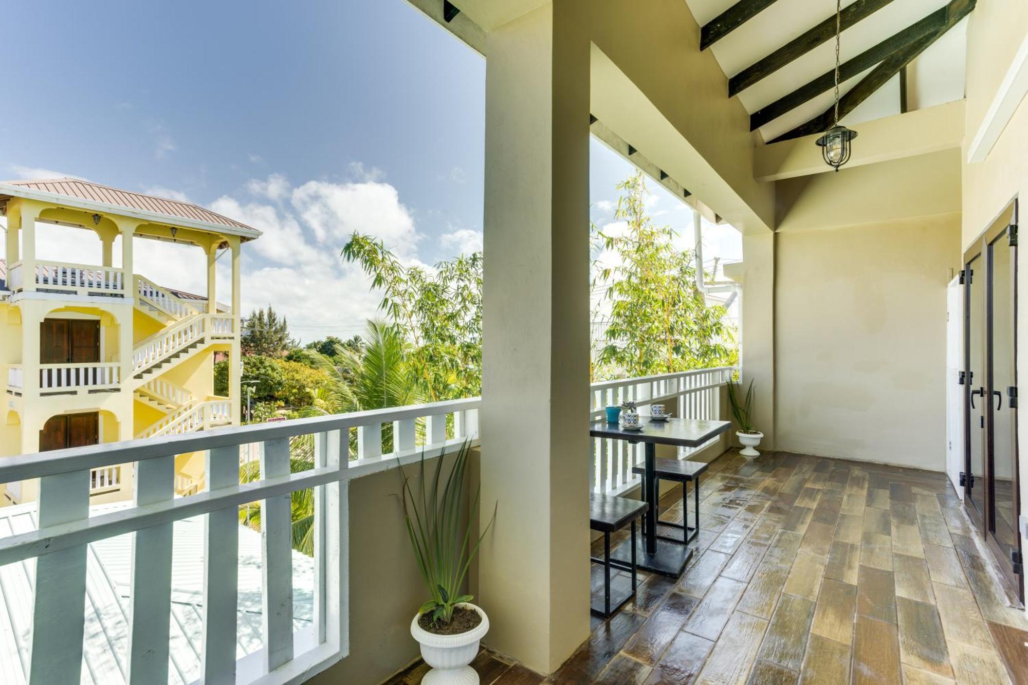 Louis' Apartments Placencia 外观 照片