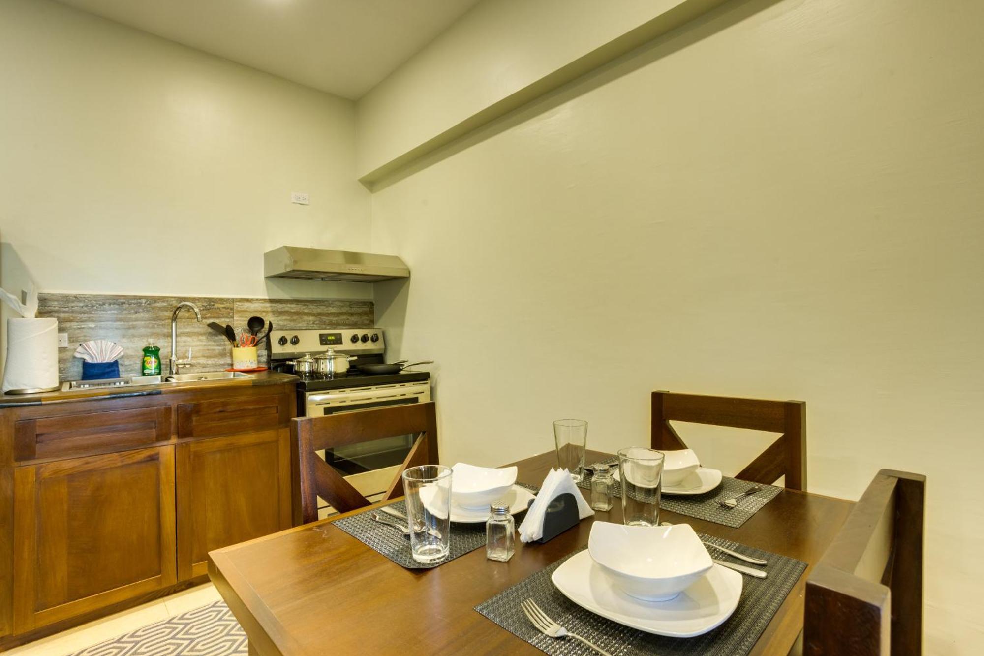 Louis' Apartments Placencia 外观 照片