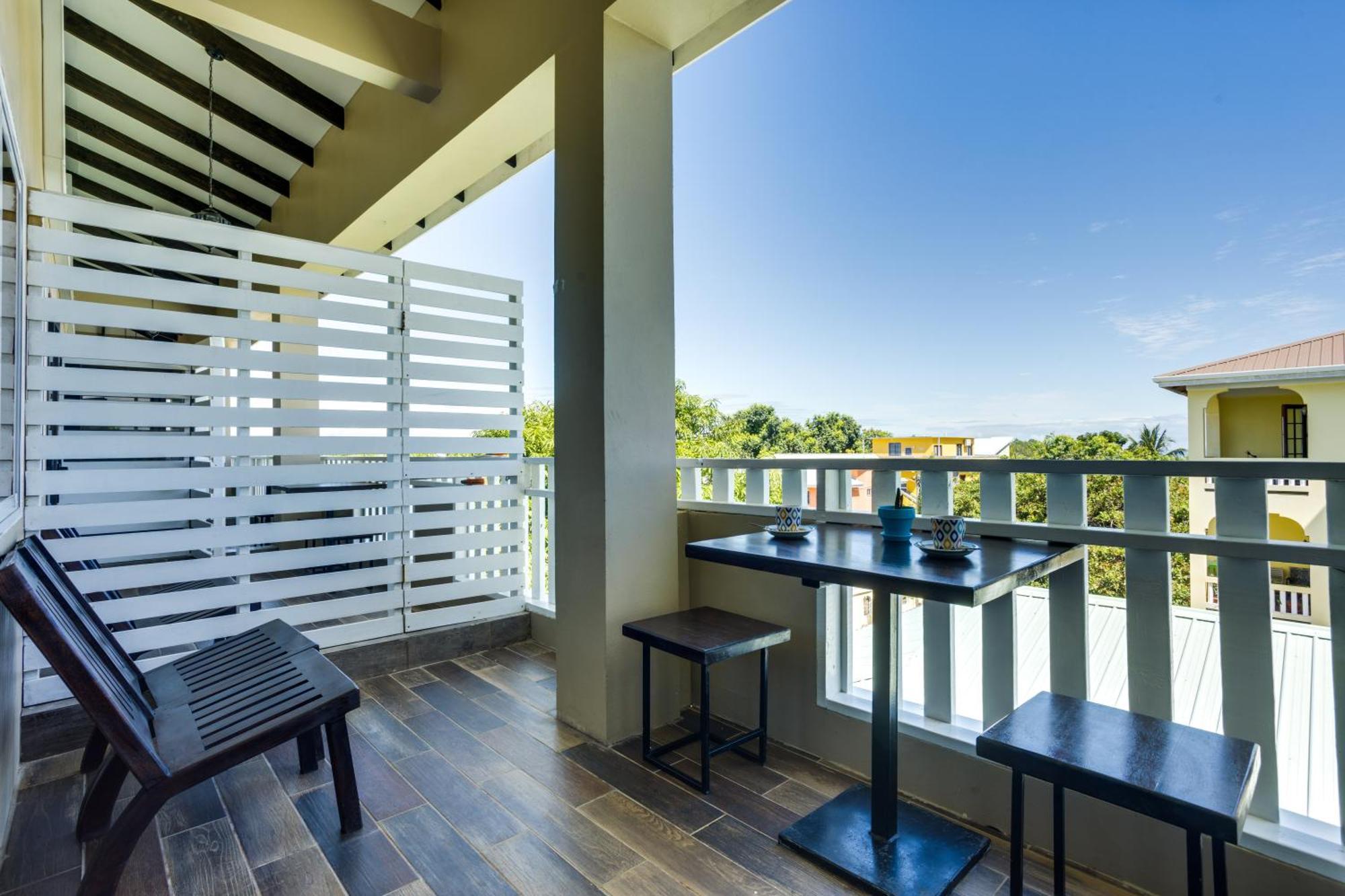Louis' Apartments Placencia 外观 照片