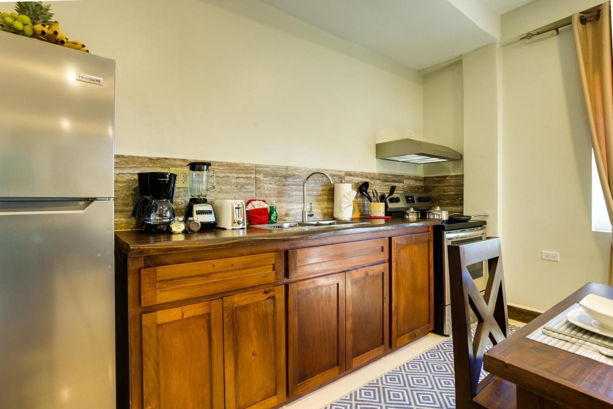 Louis' Apartments Placencia 外观 照片
