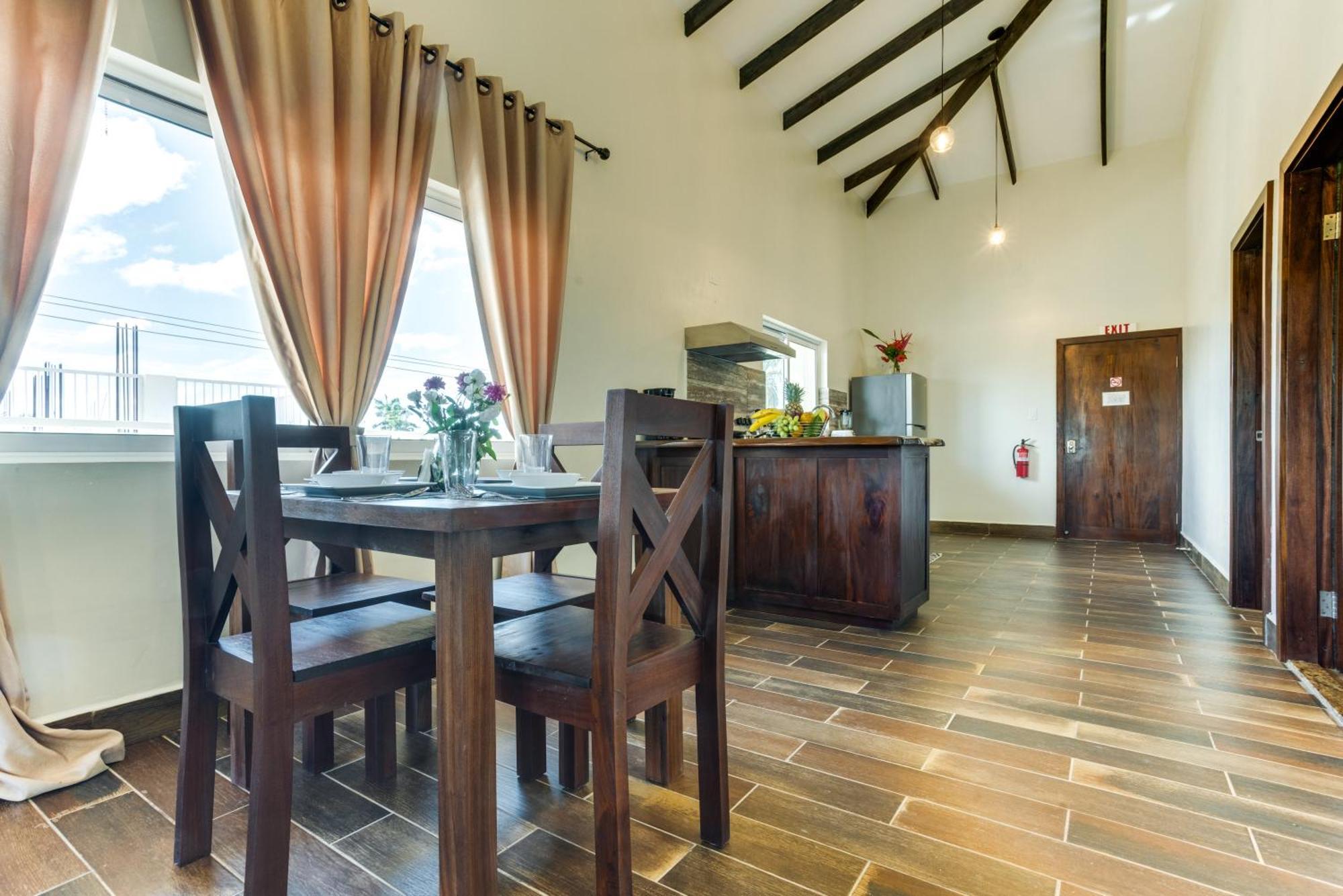 Louis' Apartments Placencia 外观 照片